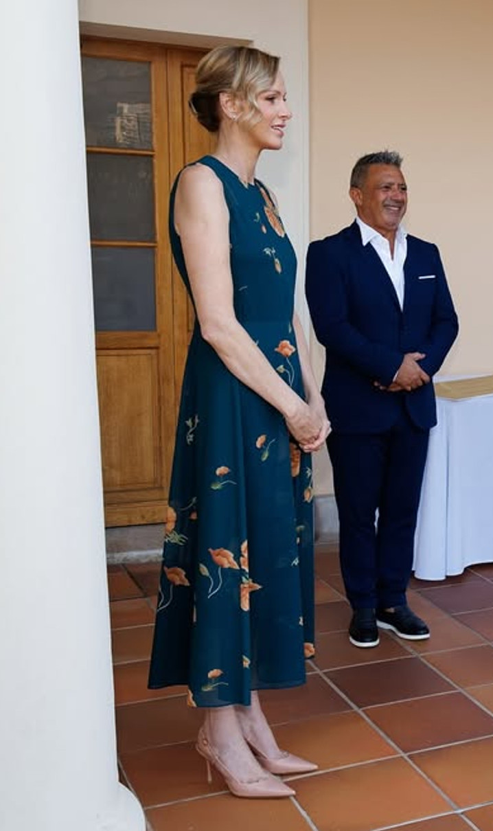 Княгиня Шарлін у квітковій сукні попозувала на івенті