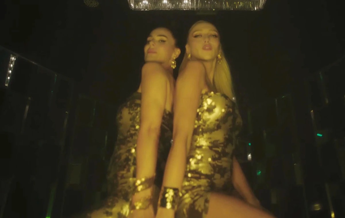 Оля Полякова і Маша Єфросиніна у міні потанцювали в кліпі