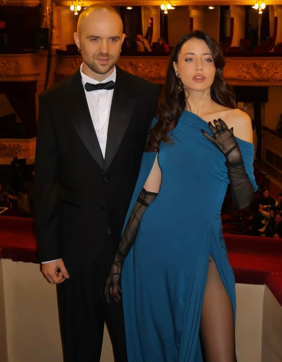 Надя Дорофєєва та Міша Кацурін в ефектних луках пообіймалися на концерті Монатіка