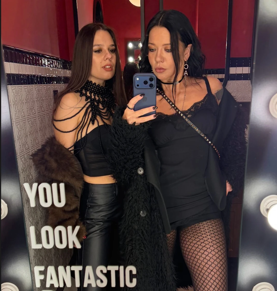 Ірина Горова у міні посвітила стегнами у колготках