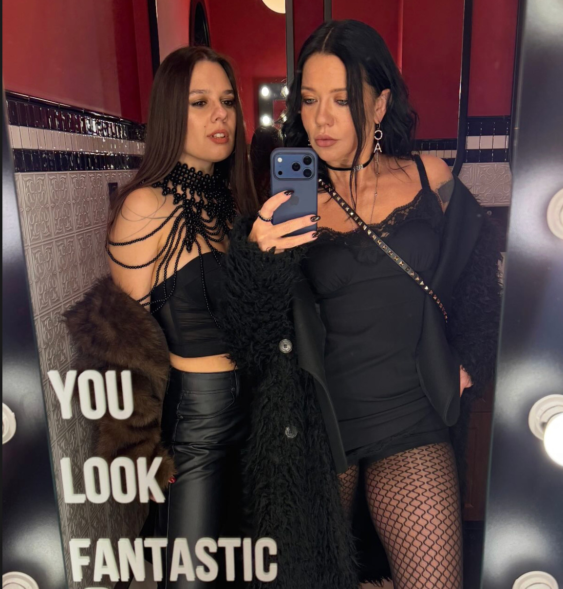 Ірина Горова у міні посвітила стегнами у колготках