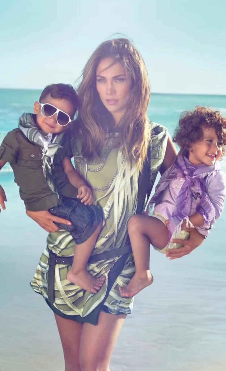 Дженніфер Лопес попозувала з маленькими дітьми на пляжі