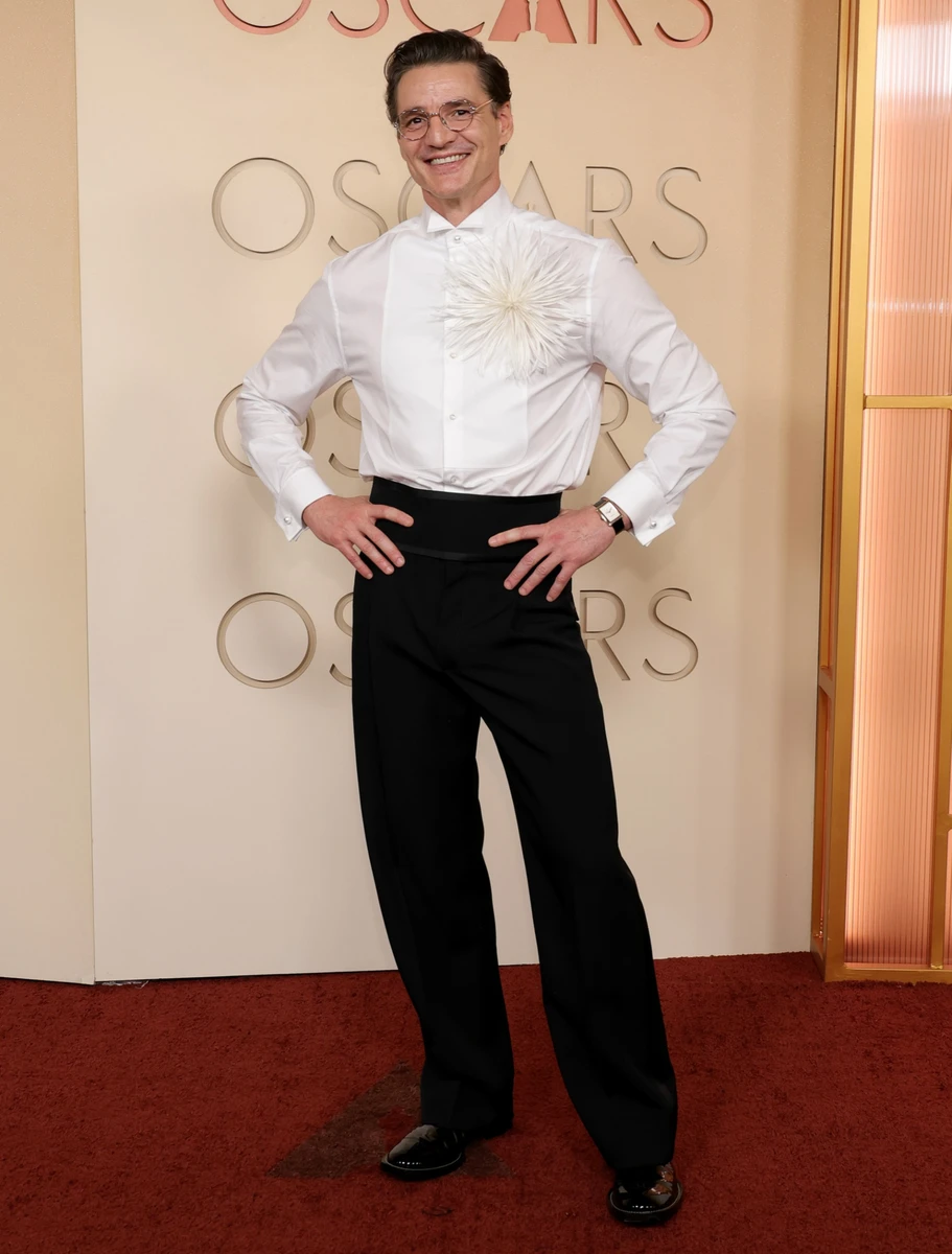 Педро Паскаль без вусів попозував на Оскарі 2026