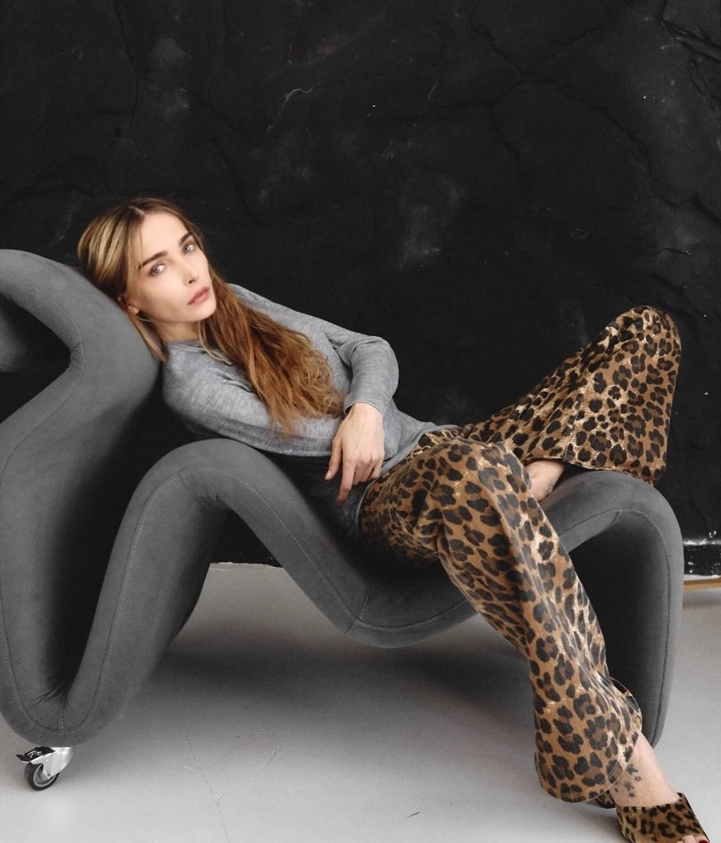 Сніжана Онопка позує в леопардових штанах