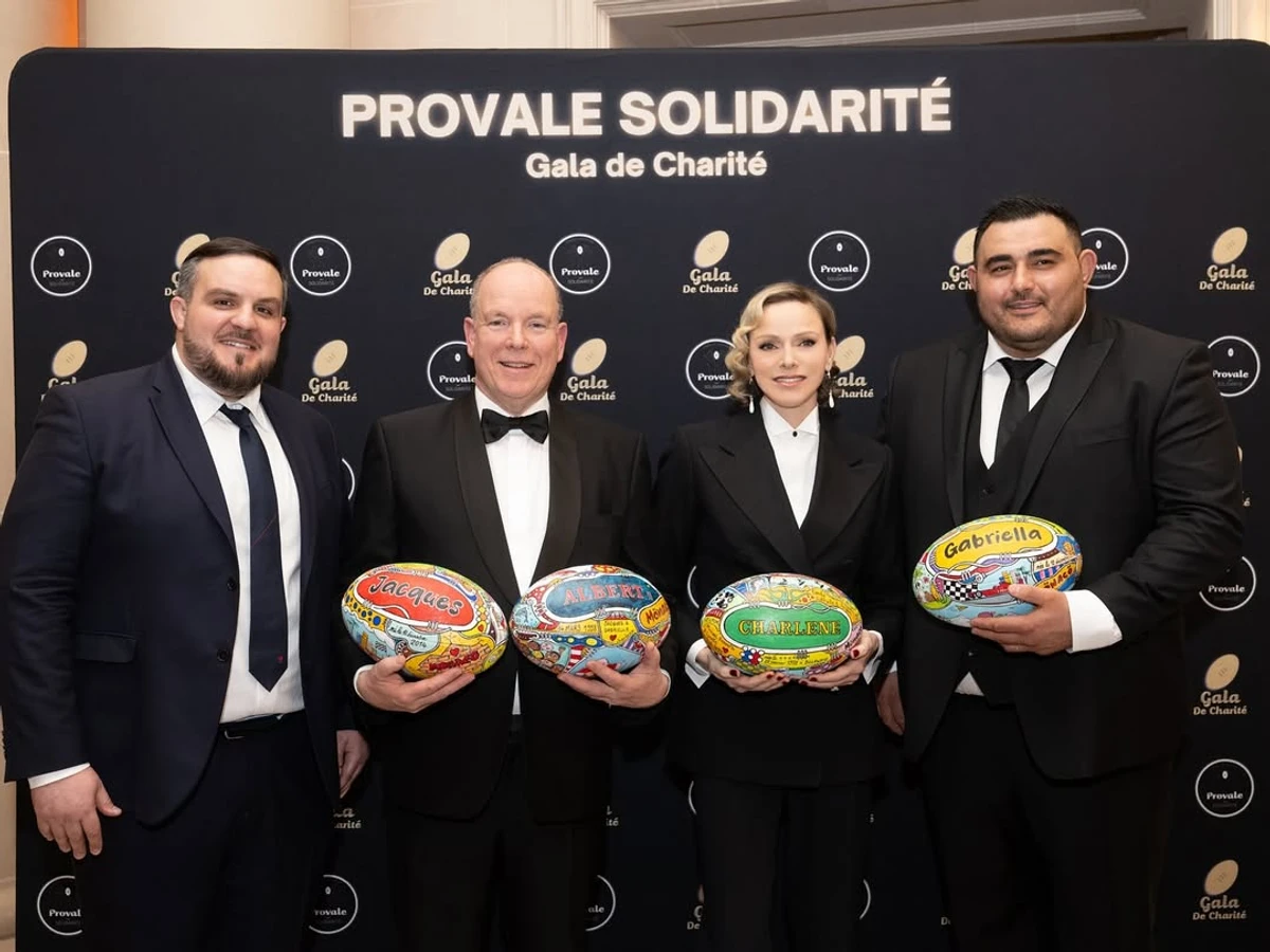 Шарлін на благодійному заході потримала м'яча для регбі