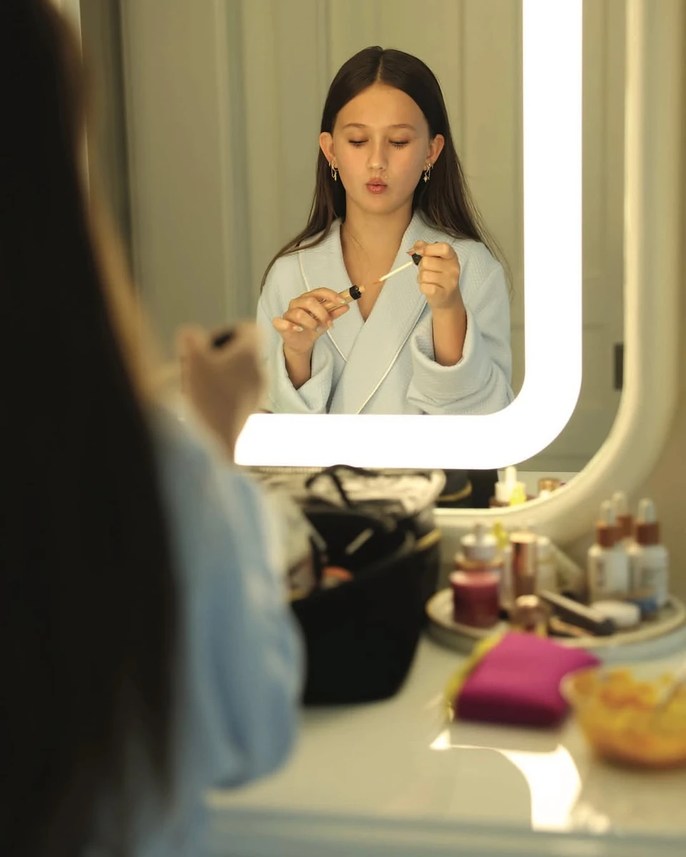 Хіларія Болдуїн продемонструвала, як її донька робить мейк