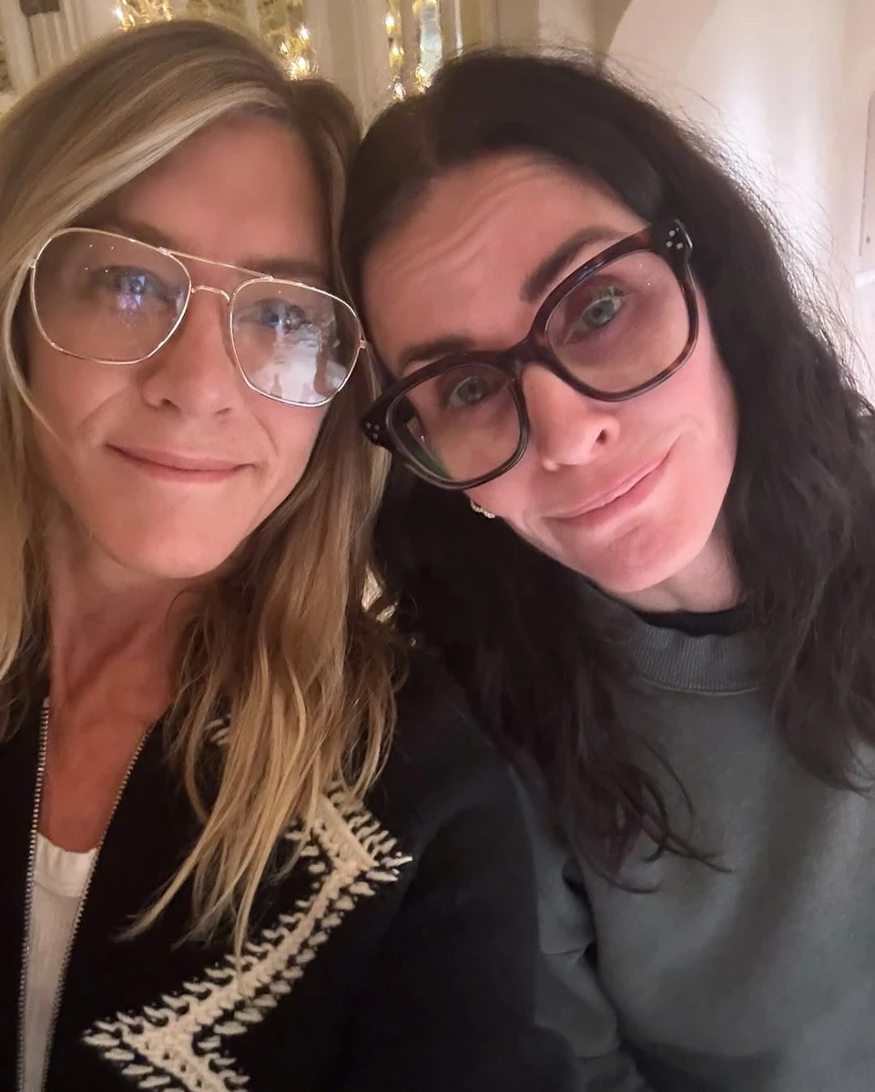 Дженніфер Еністон притулилася до Кортні Кокс для милого селфі