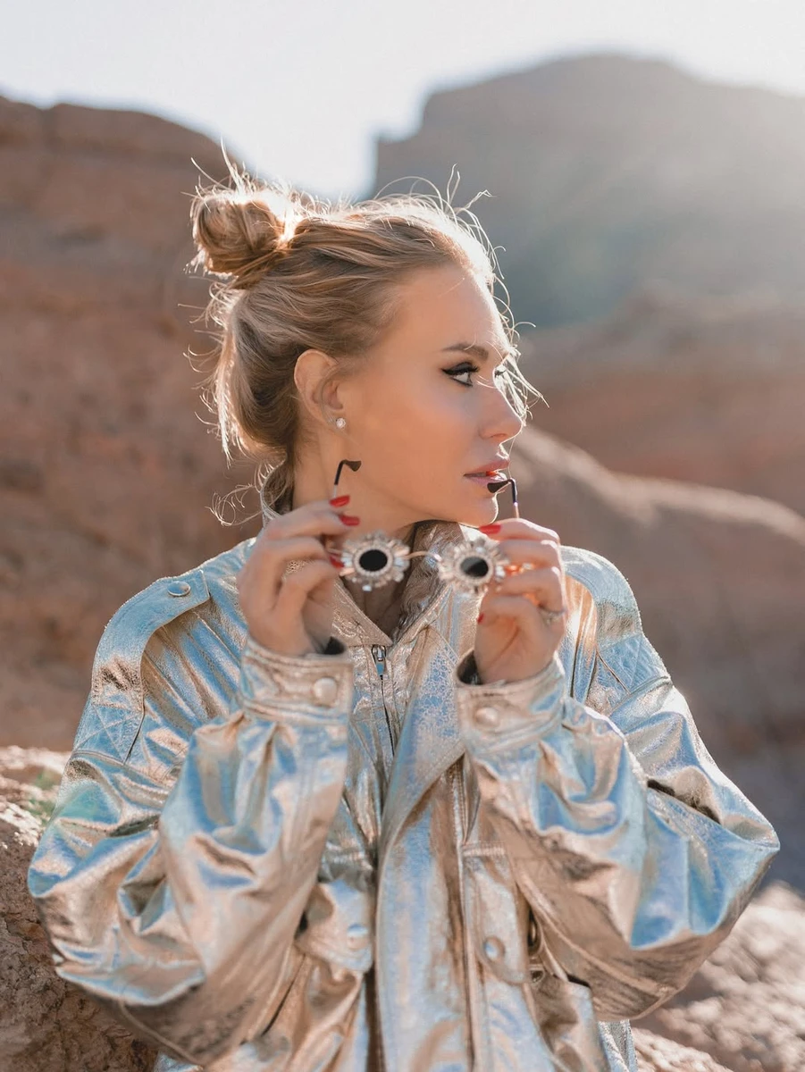 Слава Камінська у блискучій куртці показалася коло вулкана