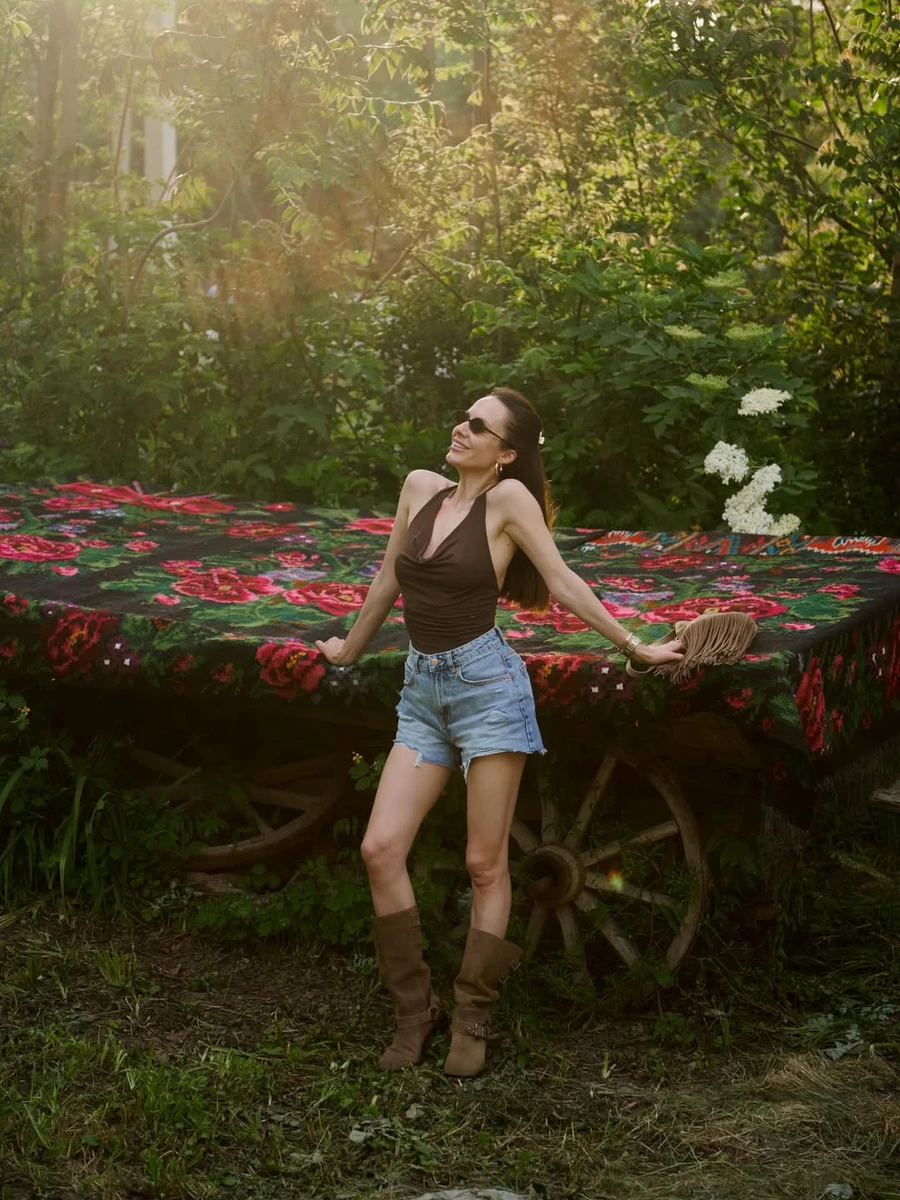 Христина Горняк у шортах і топі попозувала на тлі лісу