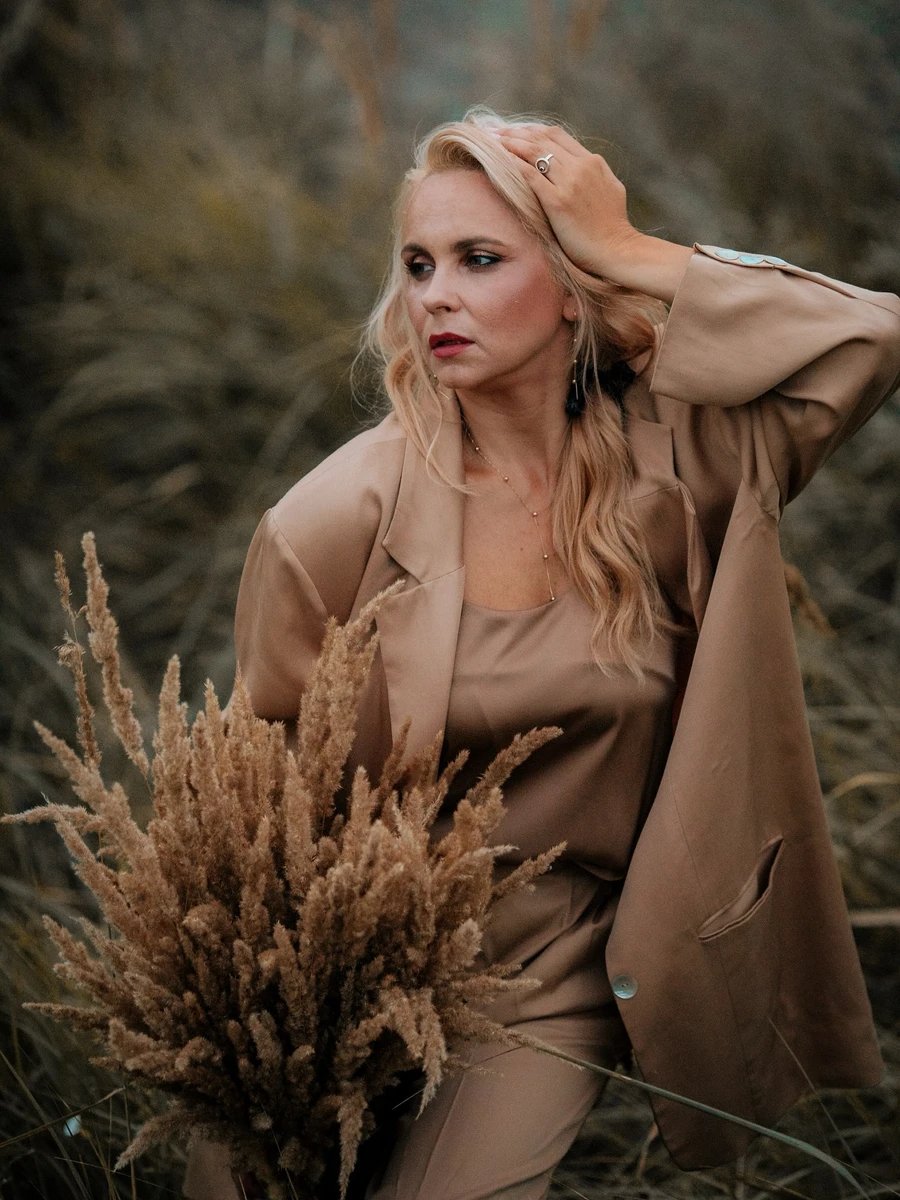 Ребрик позувала ще й у костюмі під тон колоссю 