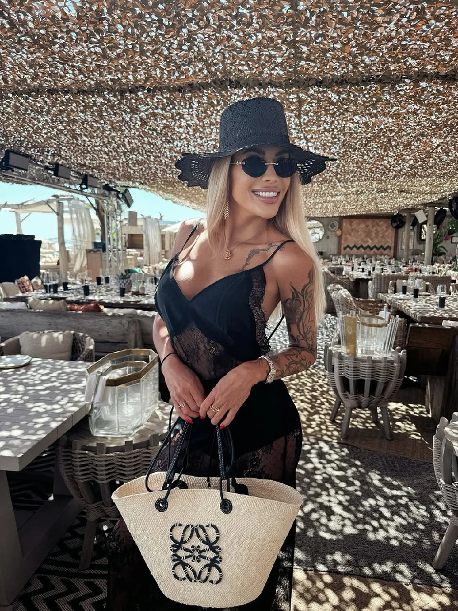 Крук в сукні