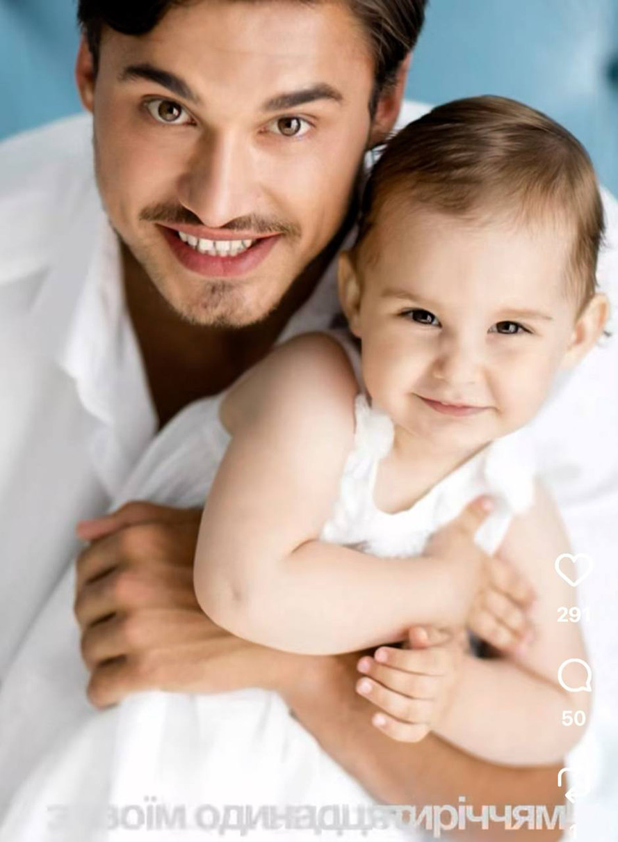 Бущан з донькою на руках