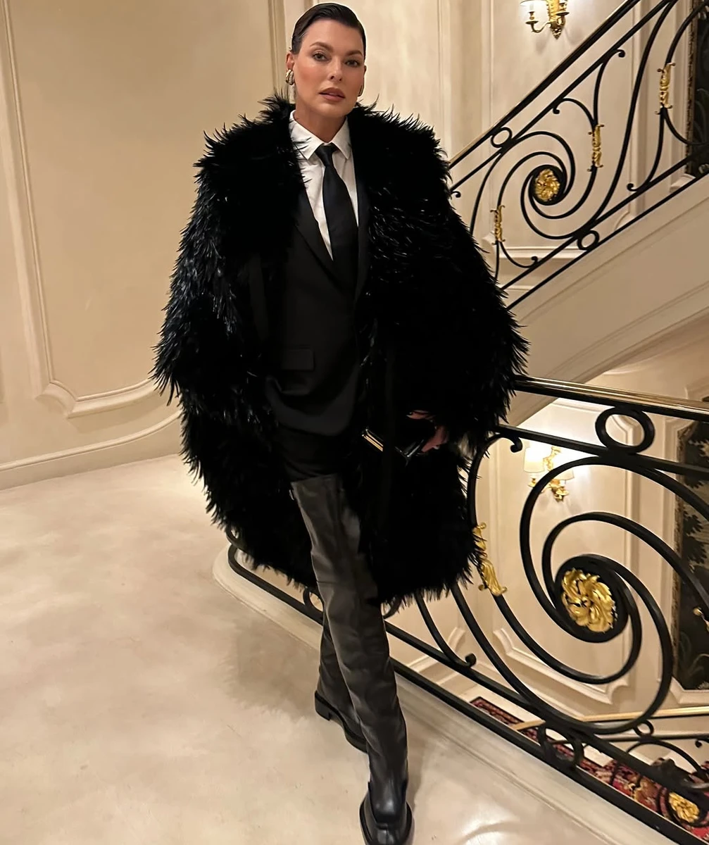 Лінда Євангеліста у маскулінному луці показалася на показі Saint Laurent в Парижі