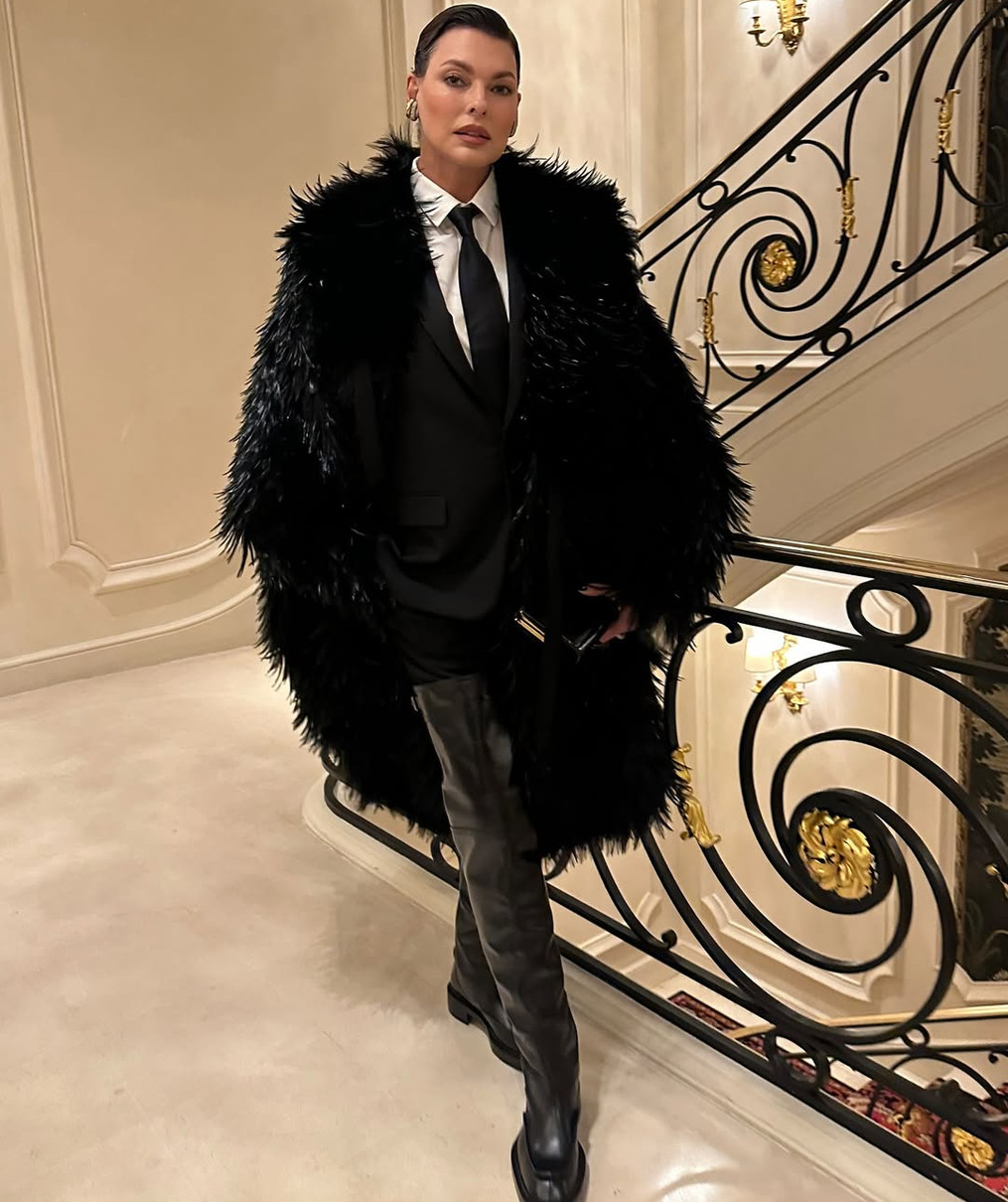 Лінда Євангеліста у маскулінному луці показалася на показі Saint Laurent в Парижі