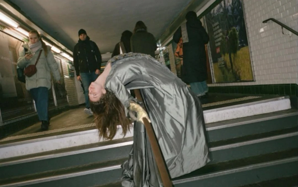 Донька Ніколь Кідман повигиналася в метро для фото в журналі