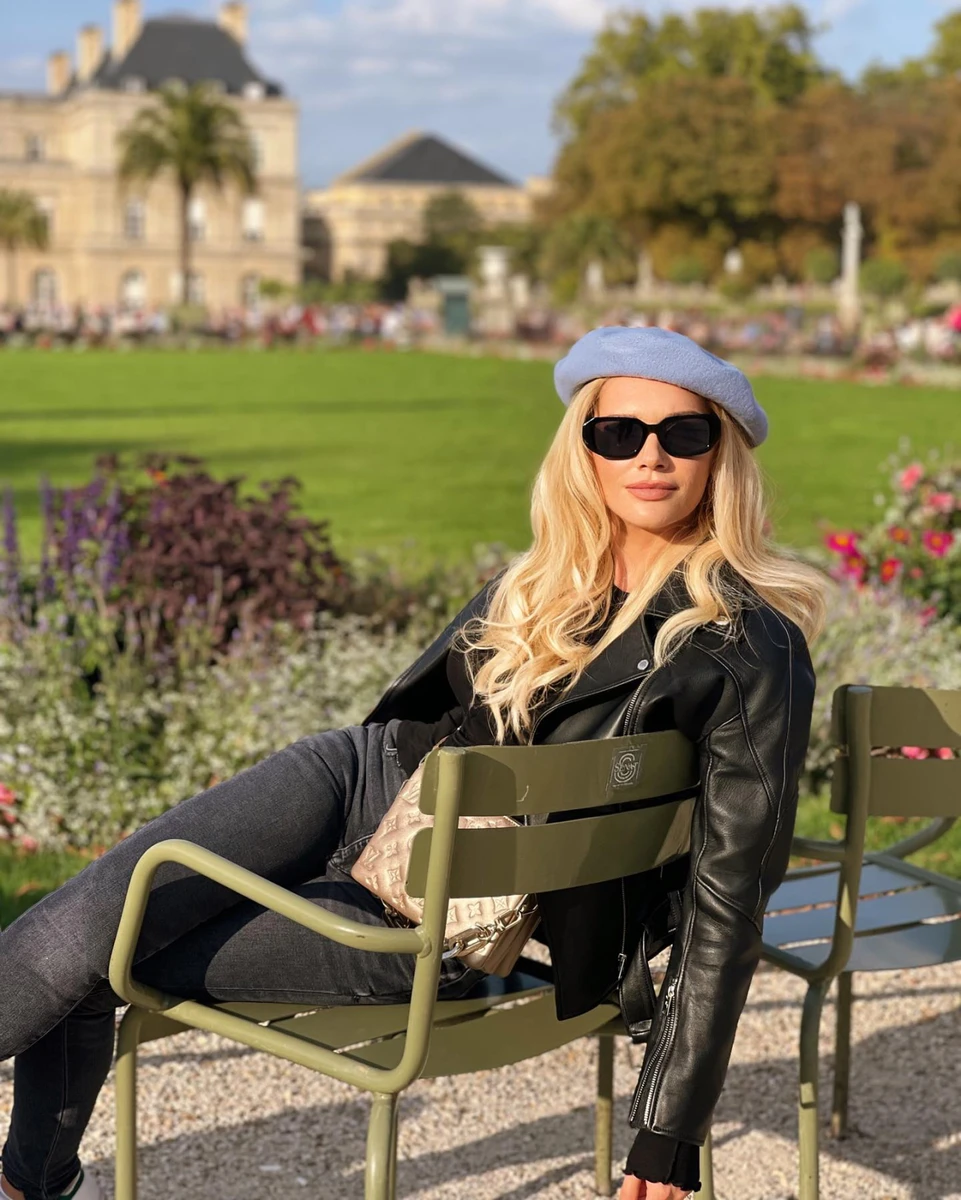 Співачка вигуляла стильний лук з беретом