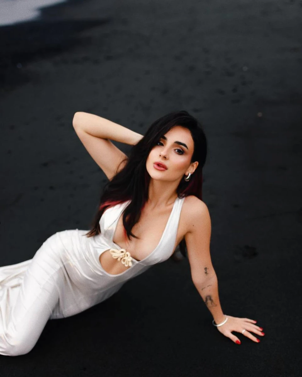 Тут співачка ще зі своїми культовими рожевими пасмами