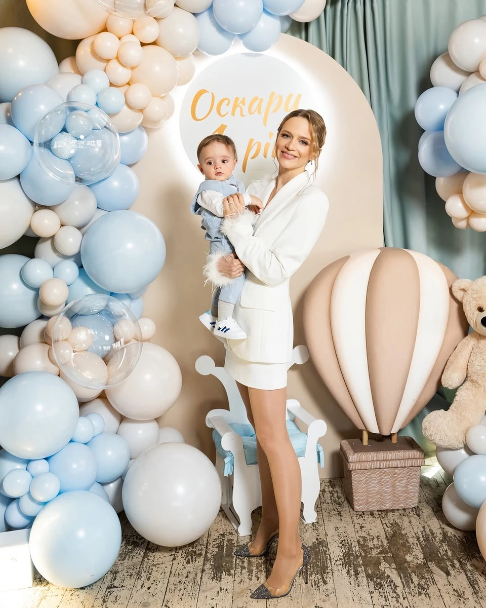 Дружина Козловського тримає на руках їх нащадка