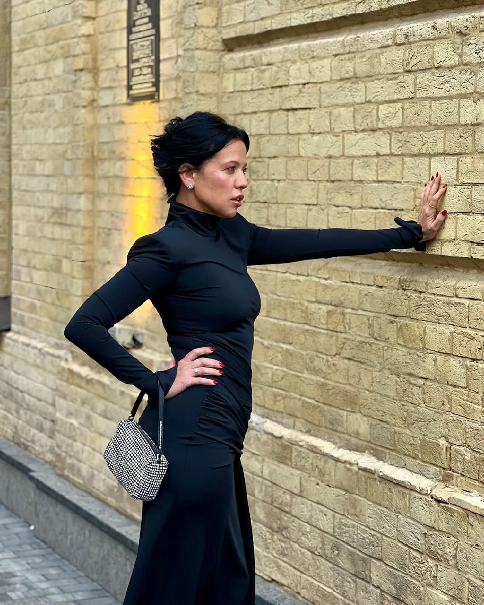 Горова у сукні максі