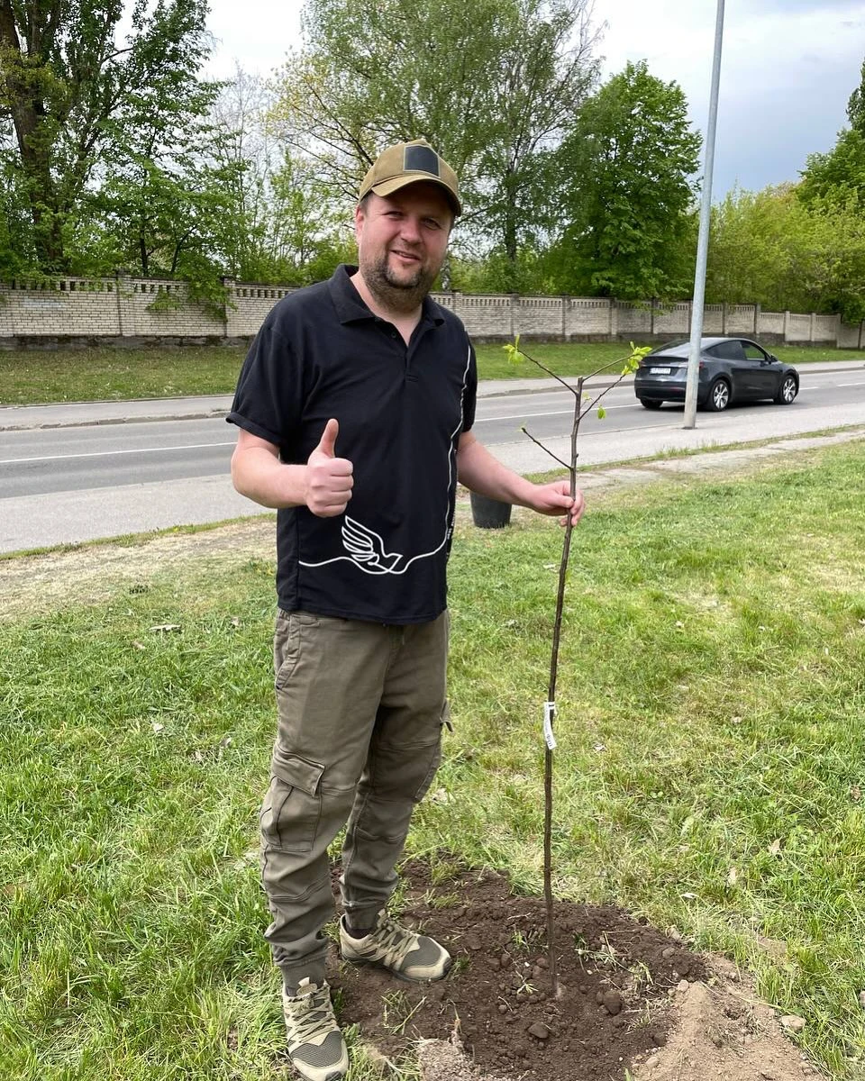 Бронюк саджає дерево