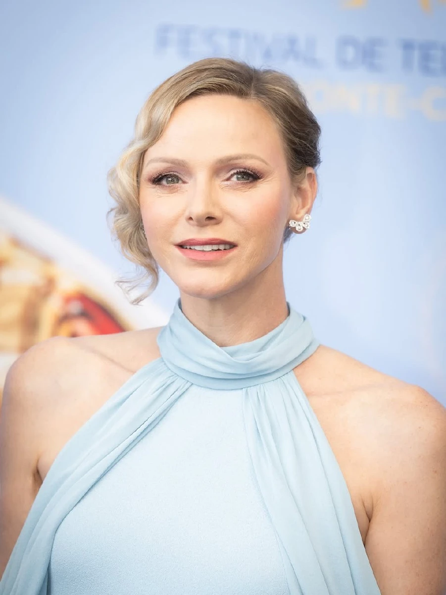 Шарлін у блакитній сукні