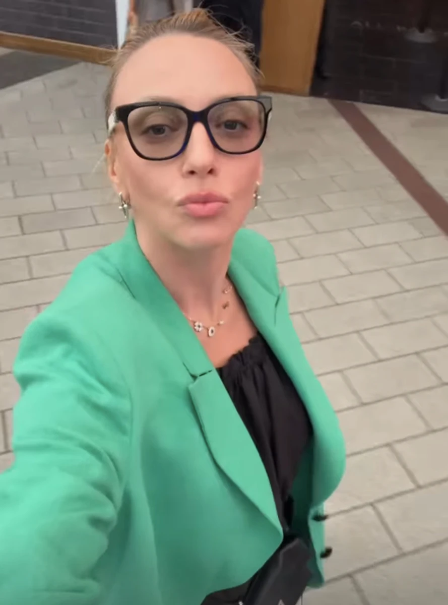 Оля Полякова у зеленому луці попозувала на концерті в Лондоні