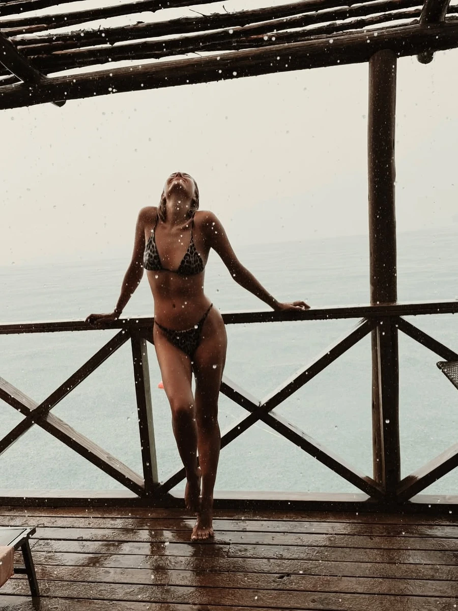 Анастасія Цимбалару у бікіні похвалилася формами біля води