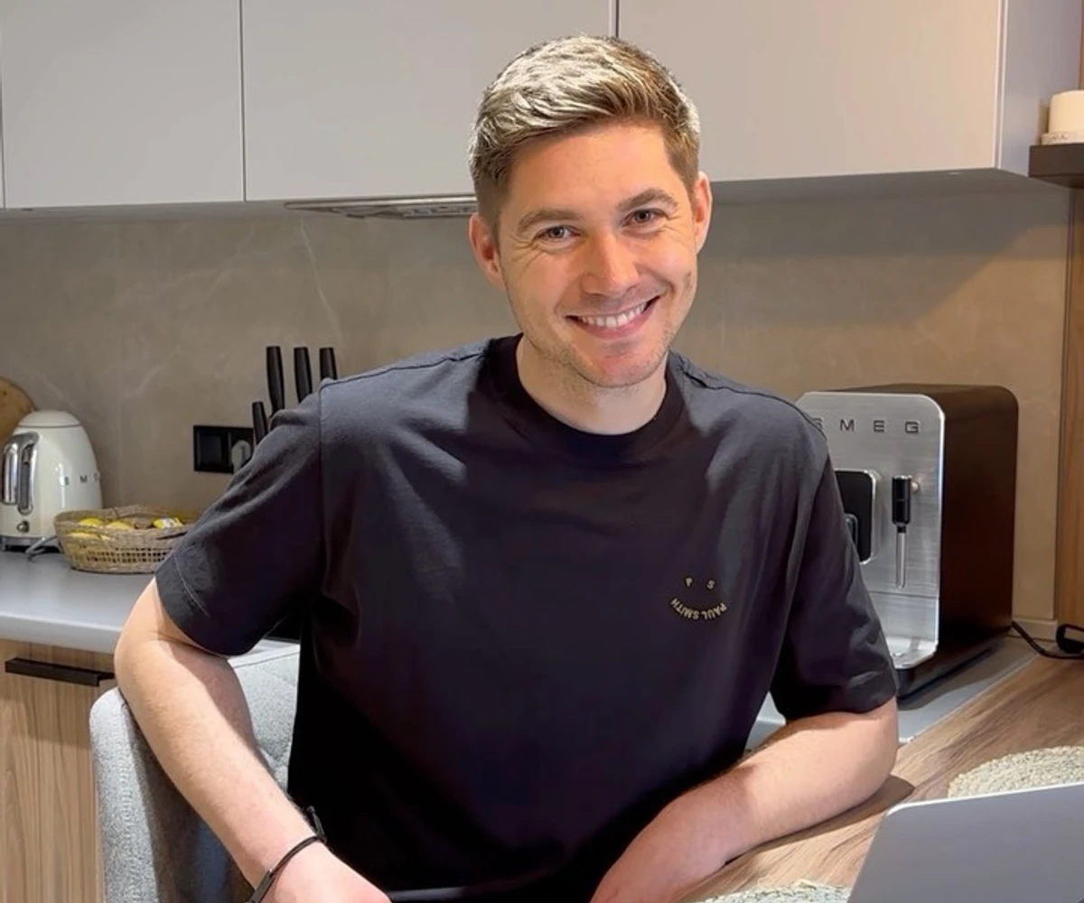 Володимир Остапчук позує для фото