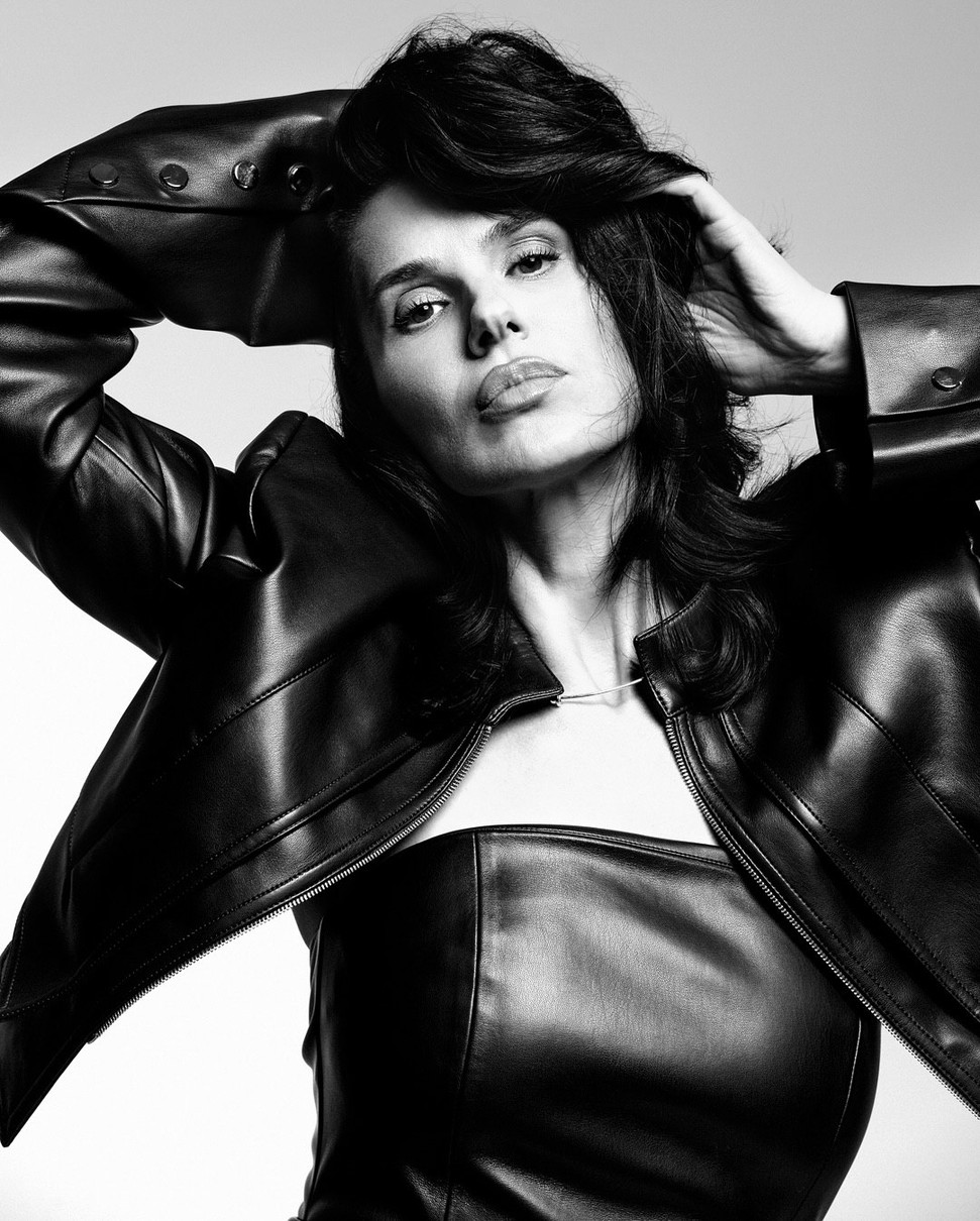 Маша Єфросиніна наробила спокусливих фото у шкіряному луці