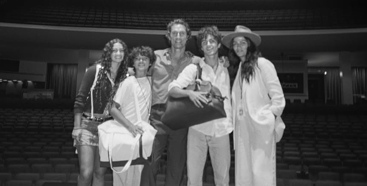 Меттью МакКонахі з дружиною і дітьми попозував з нагоди 56-річчя