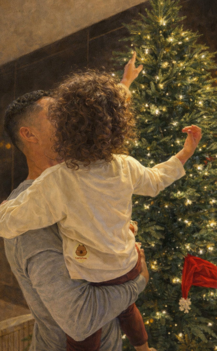 Кріштіану Роналду з дочкою на руках попозував коло ялинки