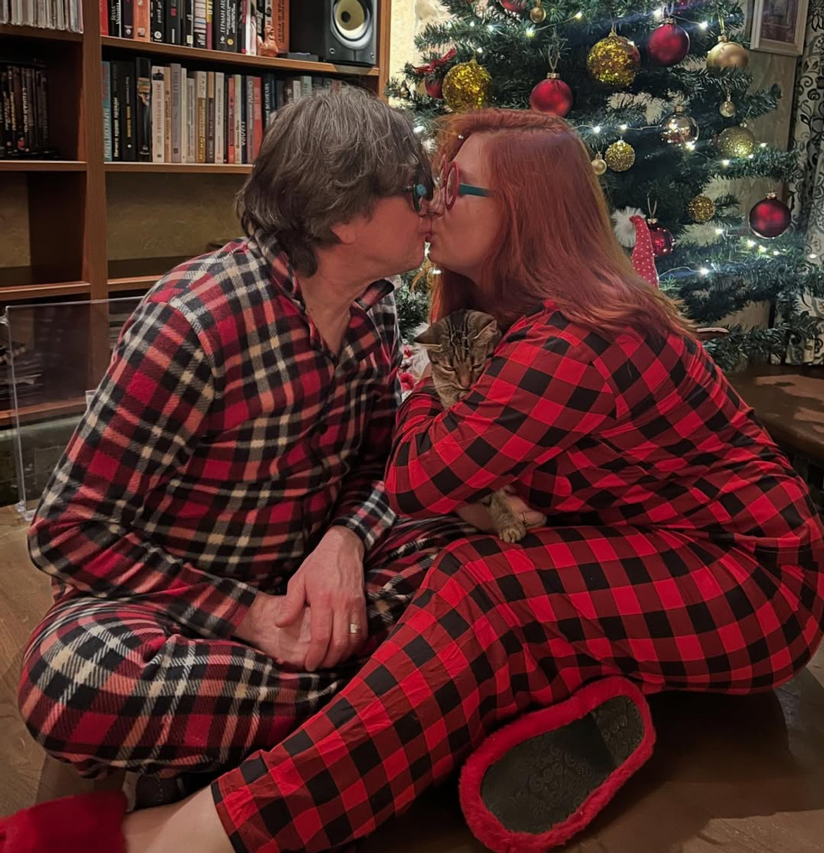 Остап Ступка поцілувався з коханою біля ялинки на новий рік