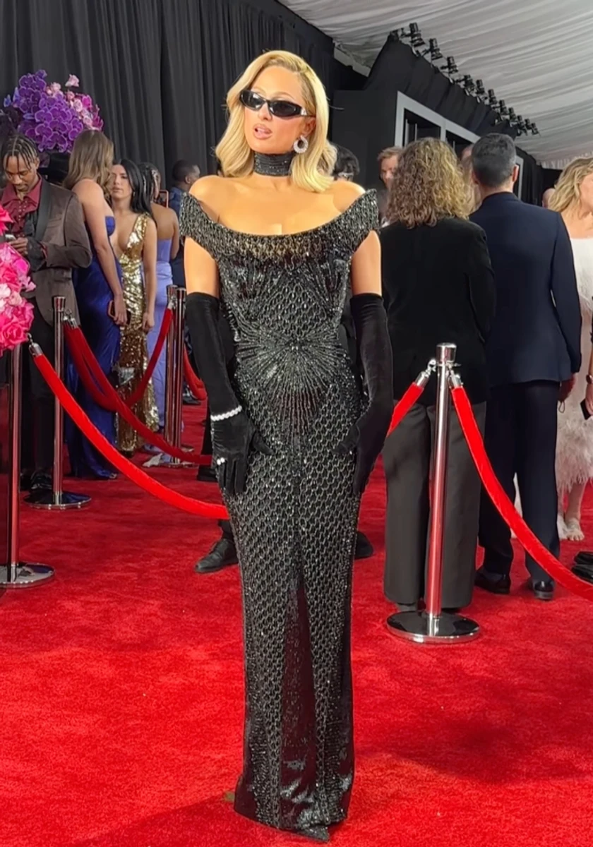 Періс Хілтон у блискучому максі похвалилася стрункістю на Греммі