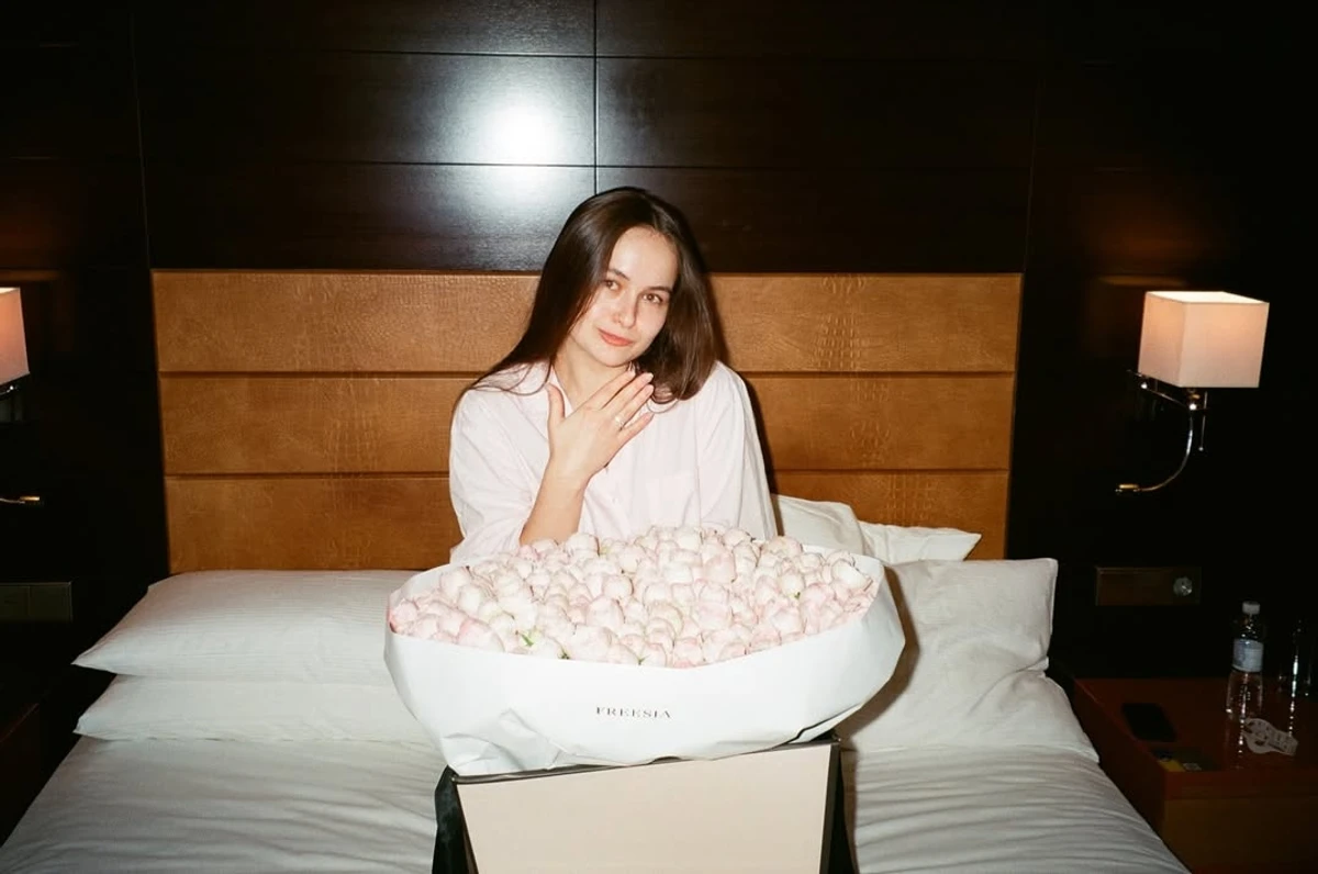 Дівчина Древо