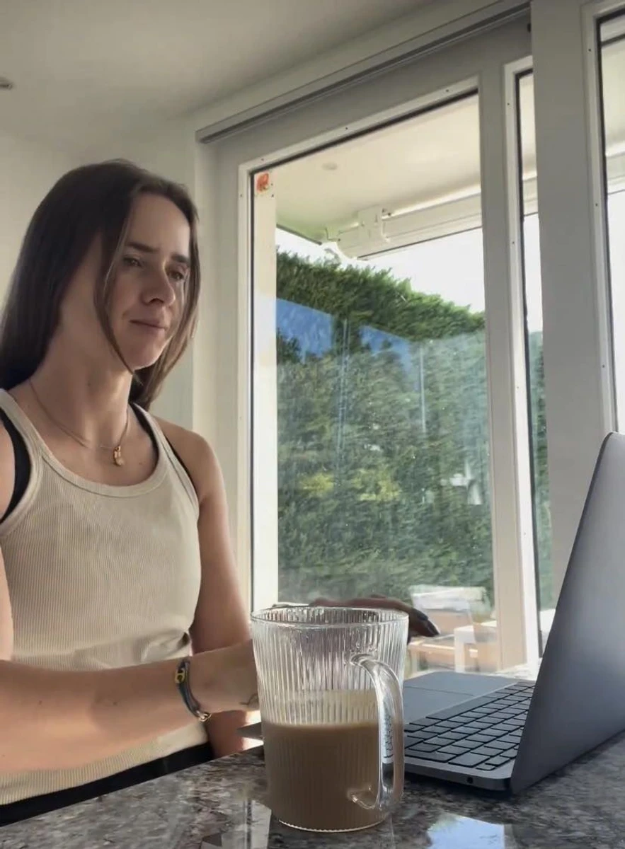 Еліна п'є каву з молоком та снідає яйцями з тостами 