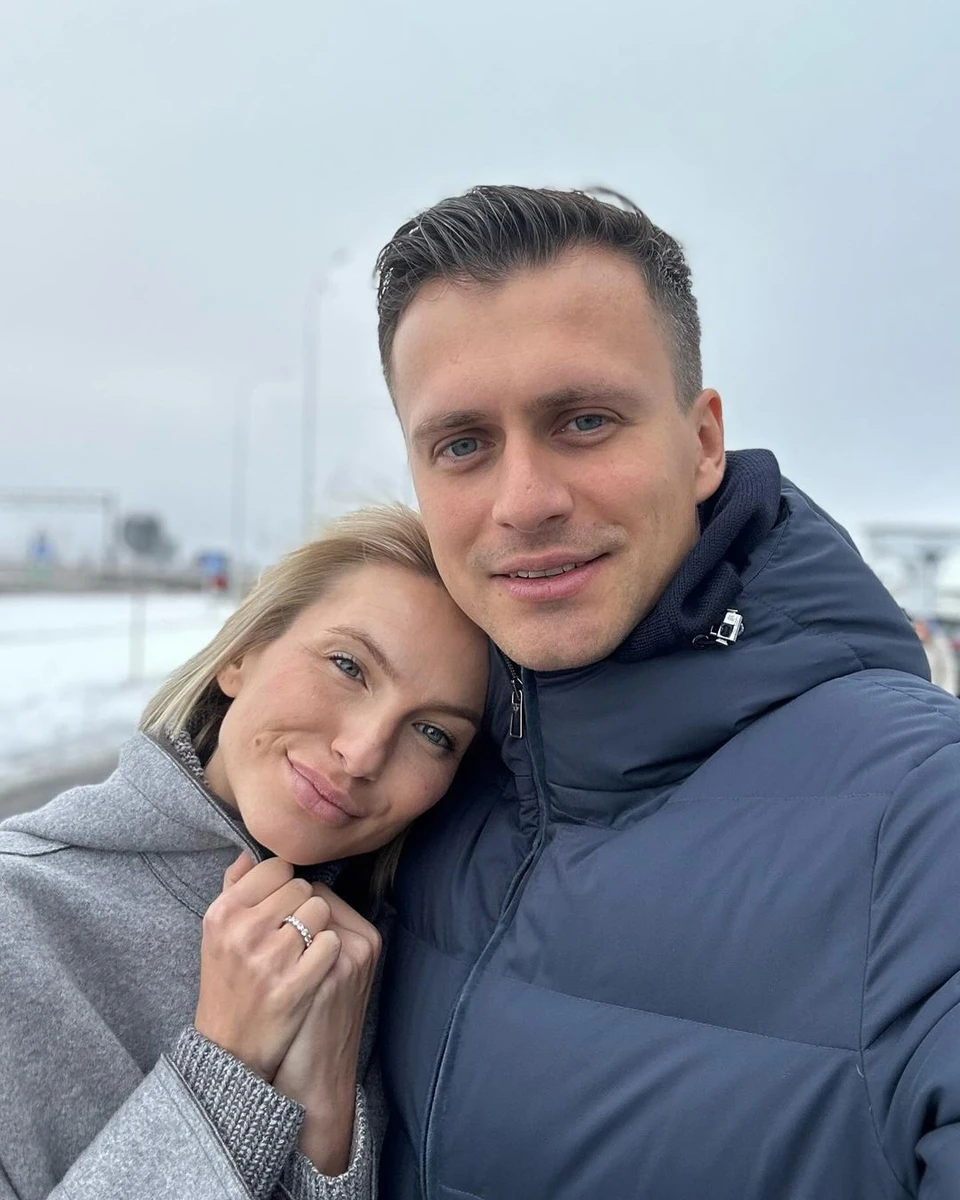 Скічко іноді приїздить до родини, бо має право виїжджати як багатодітний батько. Та Єлизавета теж буває в Києві 