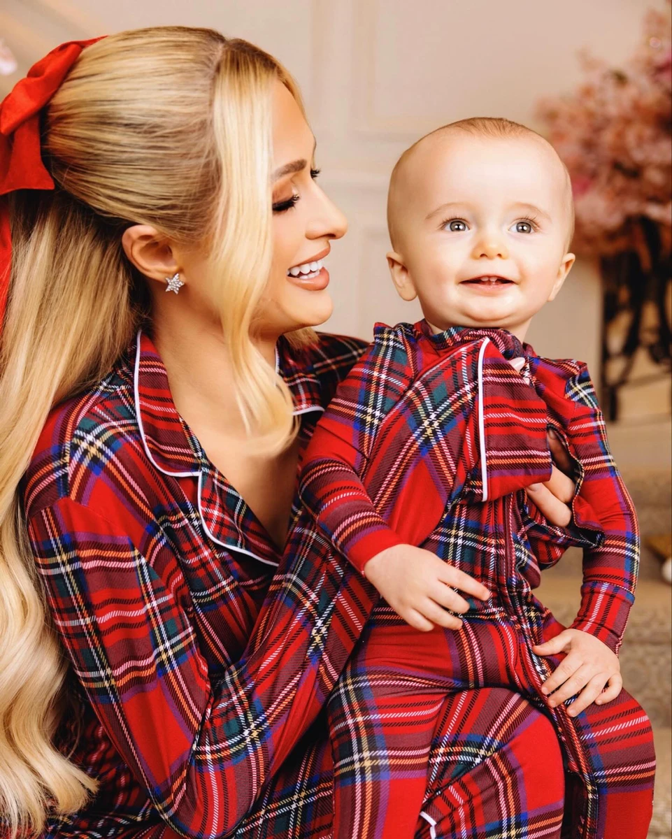 Судячи з виразу обличчя, схоже, хлопчику подобається брати участь у сімейних зйомках