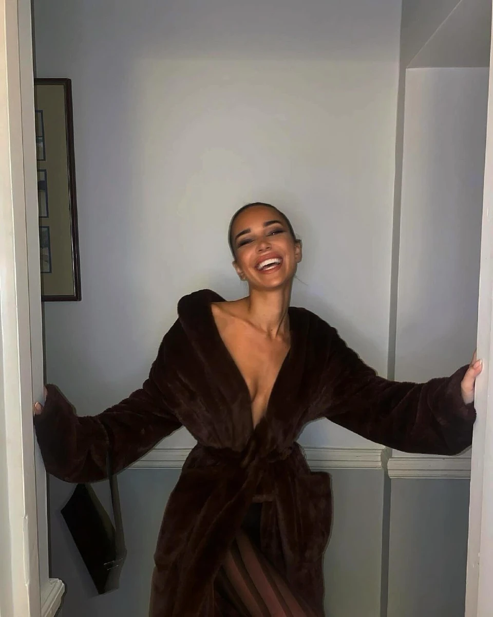 Співачка Джекі посвітила бюстом з-під халату