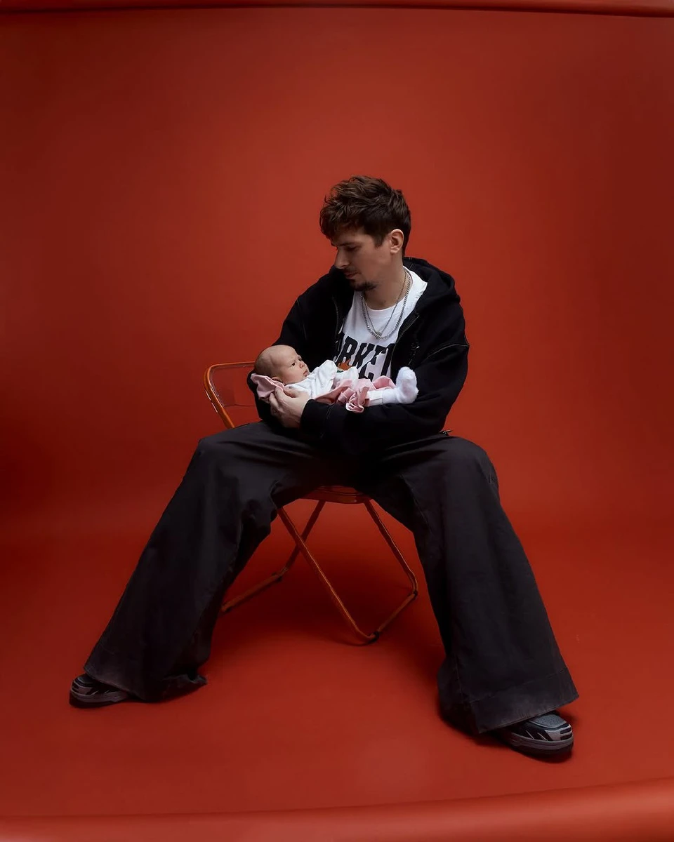 Позитив з донькою на руках