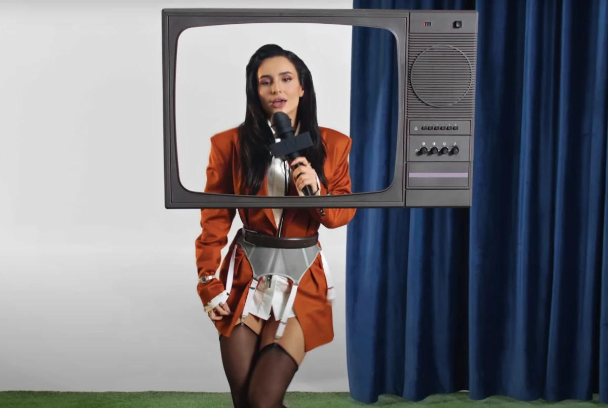 Анна Трінчер у прозорих паночках посвітила голими стегнами