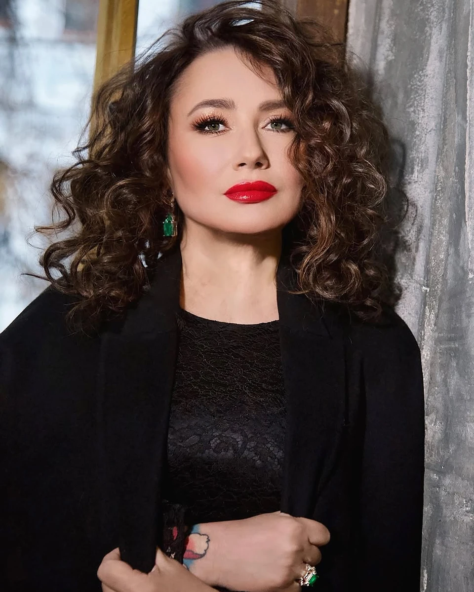 Олена Мозгова у чорному