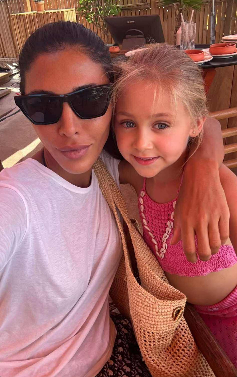 Санта Дімопулос обійняла дочку для ніжного фото у Франції