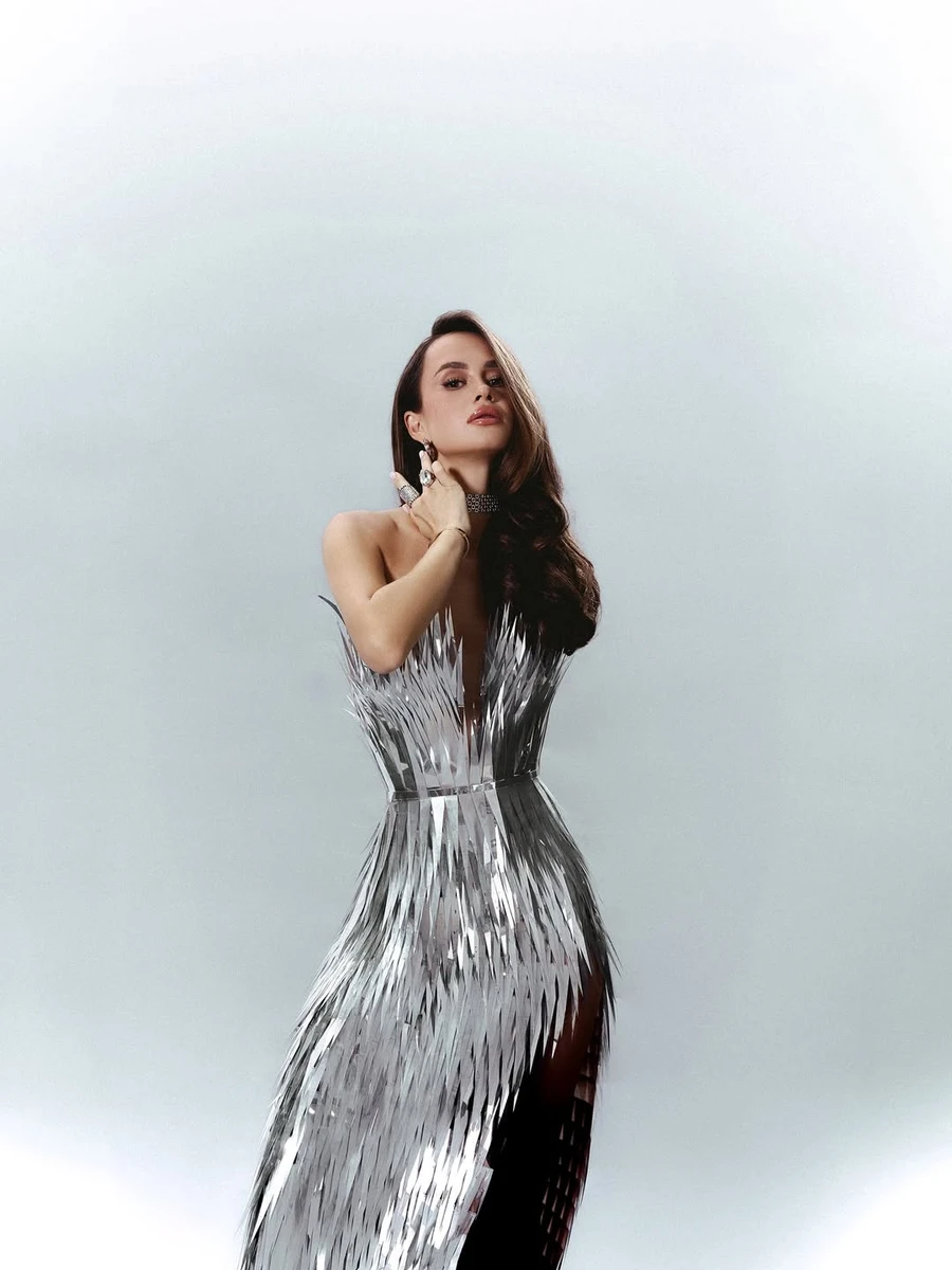 Таня Парфільєва похвалилася фігурою у срібній сукні на своєму 31-річчі