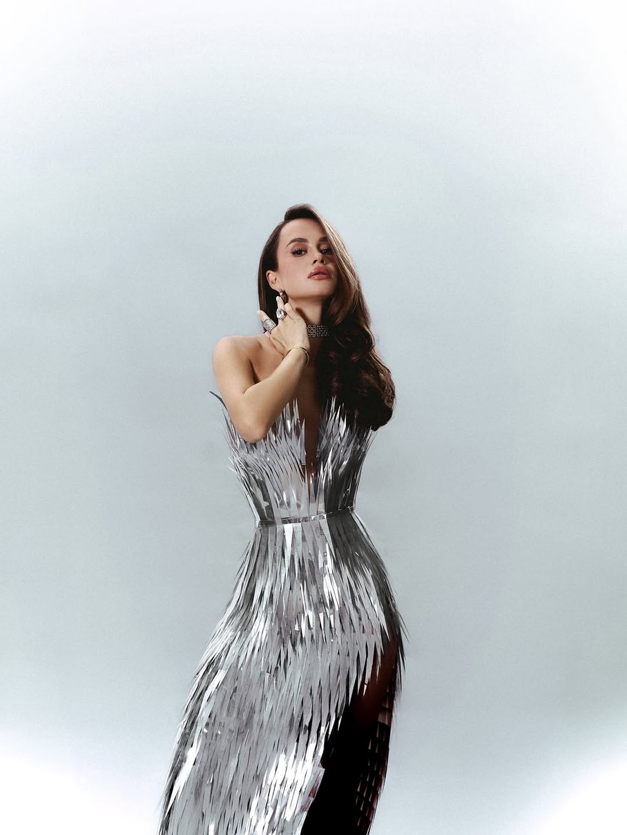 Таня Парфільєва похвалилася фігурою у срібній сукні на своєму 31-річчі