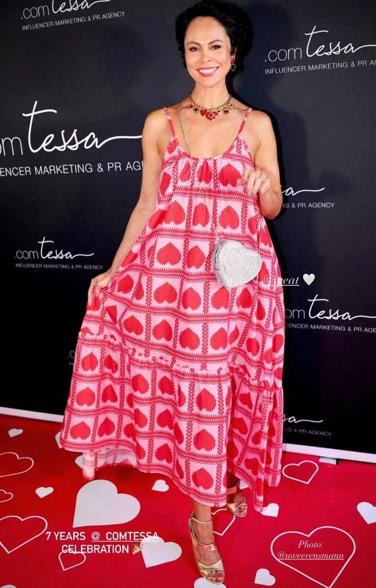 Єгорова у сукні з серцями