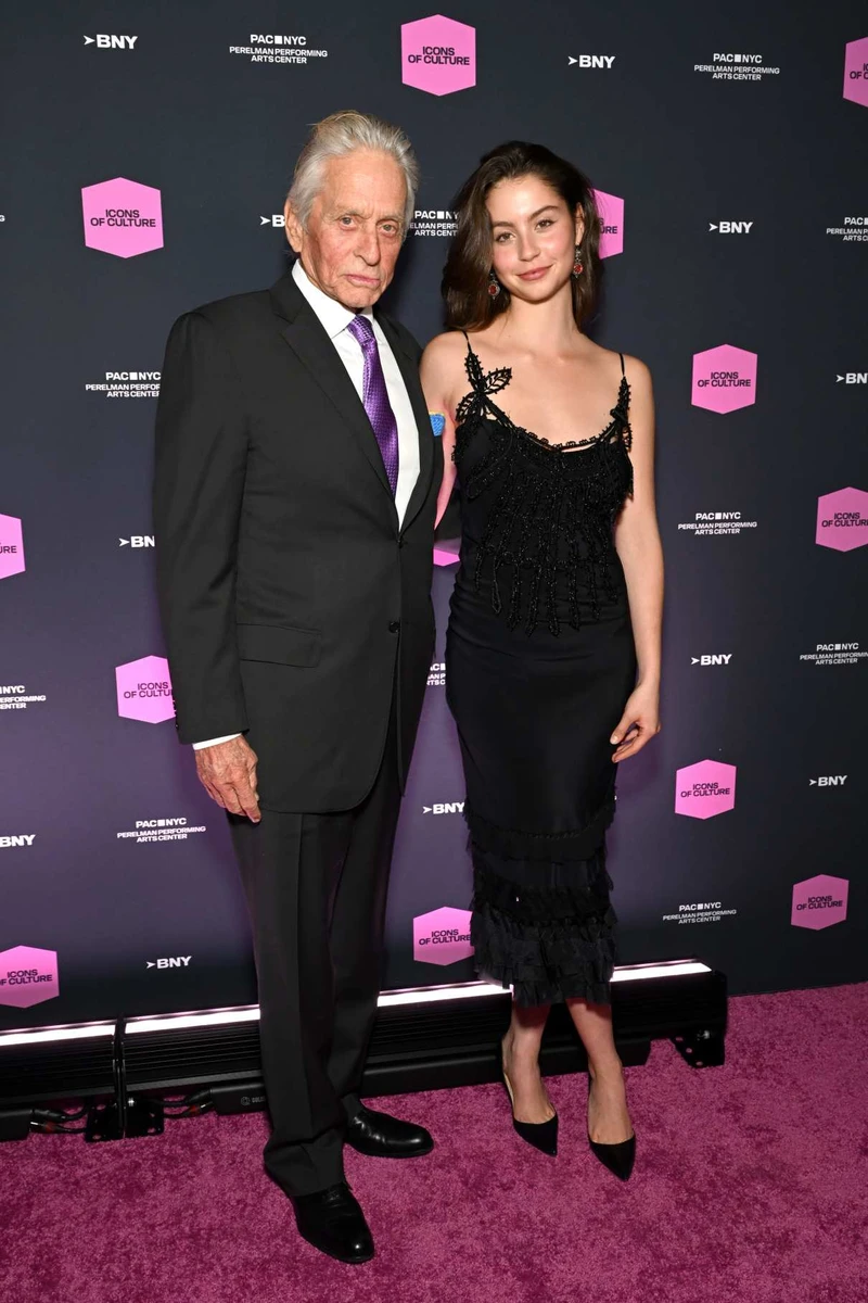 Майкл Дуглас і його донька від Зета-Джонс