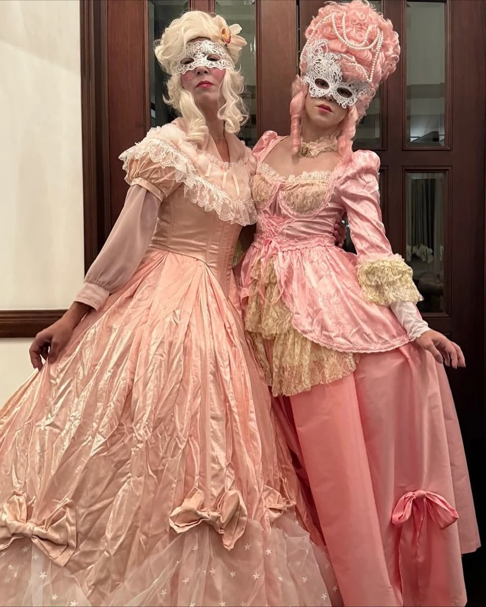 Шакіра у костюмі вікторіанської епохи