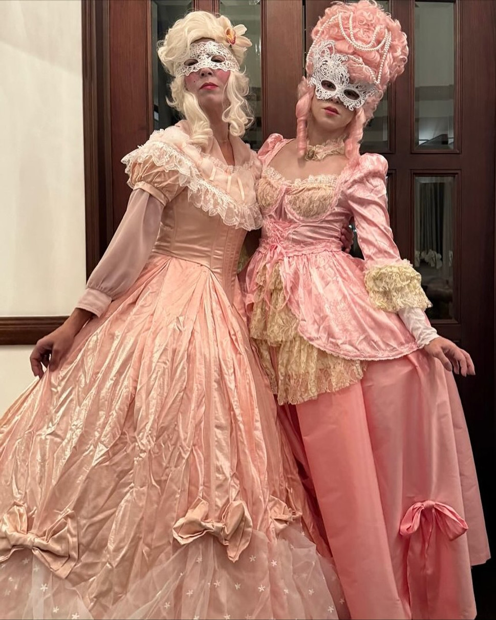 Шакіра у костюмі вікторіанської епохи