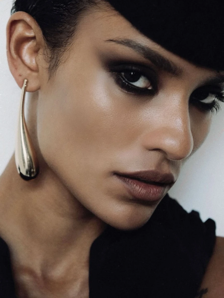 Кохана Касселя з ефектним поглядом наробила сексі фото