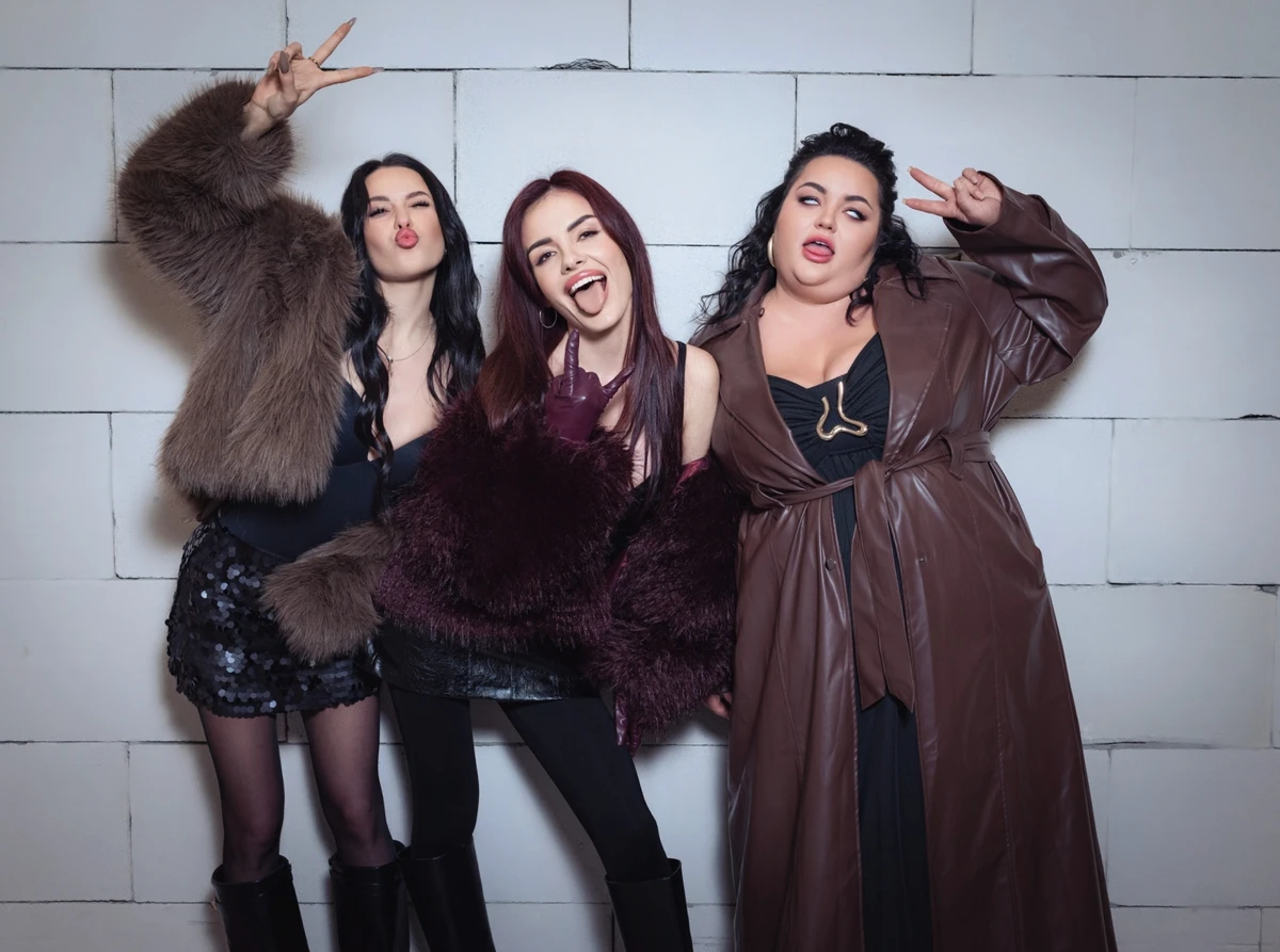 MamaRika з комікесою та блогеркою влаштувала ефектні розваги в кліпі